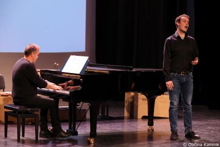 A me slišiš Pet čevljev merim, palcev pet (34)